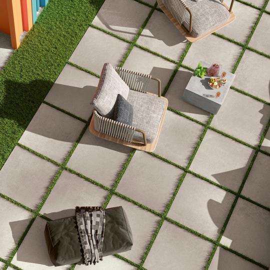 szurke kohatasu 20mm burkolat 2cm fure rakhato fagyallo terasz kulter csuszasmentes medence kavicsagyba beton hatasu design fure rakhato burkolasmentes 2.jpg